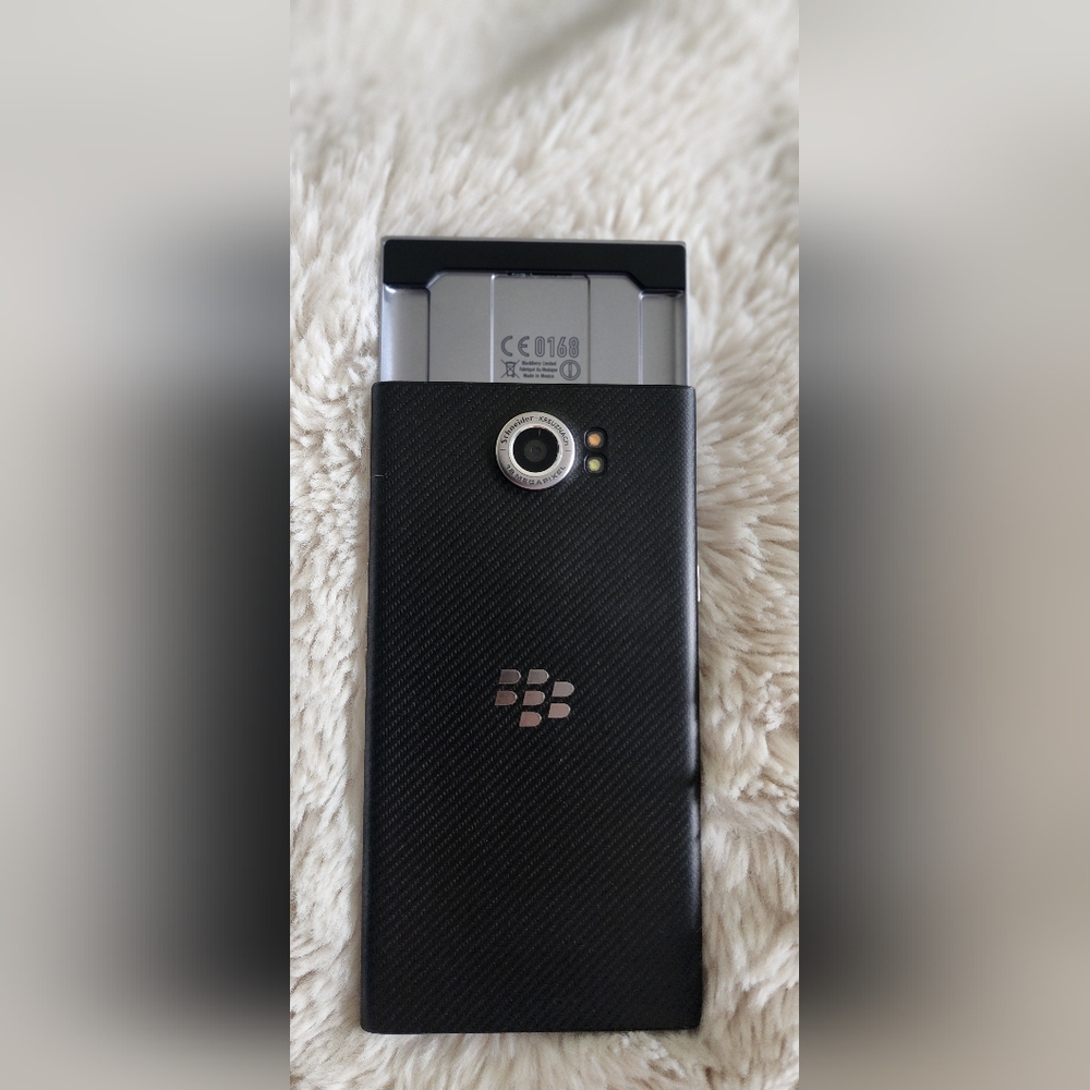 BlackBerry Priv Smartphone with Keyboard - Picture 2 of 4